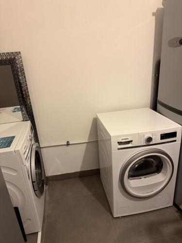 a laundry room with a washing machine and a washer at Doppelhaushälfte 125m2 3 Zimmer 2 Badezimmer Küche 5 Schlafplätze nähe Hamburg in Stelle