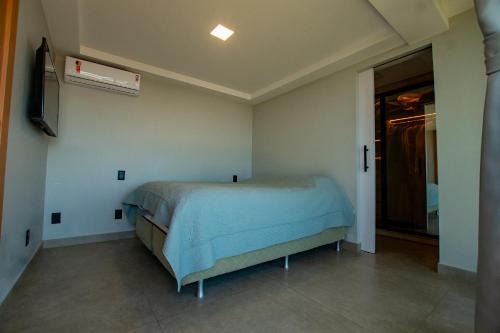 Una cama o camas en una habitación de Casa Oceano Praia do Rosa, apartamentos pé na areia, Praia do Rosa