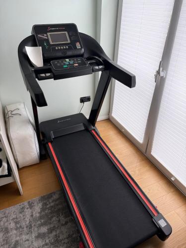 a treadmill with a scale on top of it at Doppelhaushälfte 125m2 3 Zimmer 2 Badezimmer Küche 5 Schlafplätze nähe Hamburg in Stelle