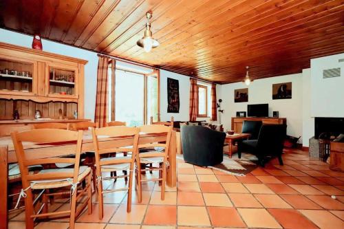 une salle à manger avec une table et des chaises dans l'établissement Chalet Ulysse - Chalet Ulysse MAE-6403, aux Houches