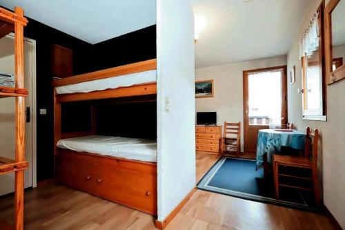 une chambre avec deux lits superposés et une table dans l'établissement Résidence Le Prarion 2 C - Prarion 2 28 MAE-6429, aux Houches