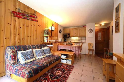 un salon avec un canapé et une cuisine dans l'établissement Résidence Les Aiguilles Rouges Bat B - Aiguilles Rouges B6 MAE-6418, aux Houches