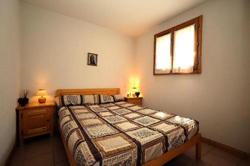 une chambre avec un lit avec deux tables de nuit et une fenêtre dans l'établissement Résidence Les Aiguilles Rouges Bat B - Aiguilles Rouges B6 MAE-6418, aux Houches