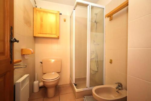 une salle de bain avec toilettes, douche et lavabo dans l'établissement Résidence Les Aiguilles Rouges Bat B - Aiguilles Rouges B6 MAE-6418, aux Houches