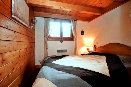 une chambre avec un grand lit avec une fenêtre dans l'établissement Résidence Les Hauts De Chavants - Hauts de Chavants Albert 1er 13 MAE-6404, aux Houches