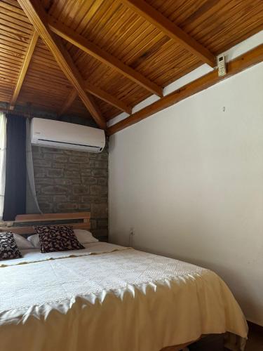 Ένα ή περισσότερα κρεβάτια σε δωμάτιο στο Paparuna Stone Home