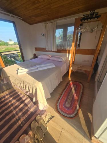 Postel nebo postele na pokoji v ubytování KUŞ YUVASI PANSiYON