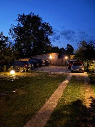 Taman di luar Elma Guesthouse