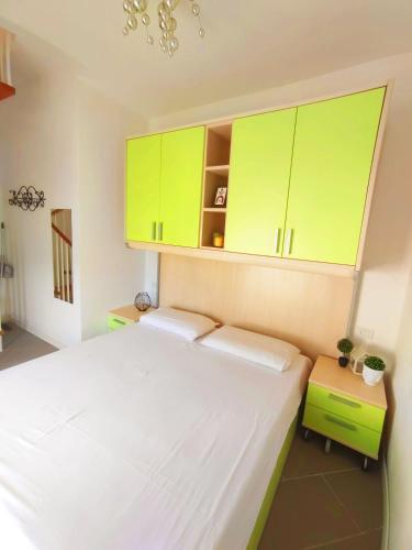 Ένα ή περισσότερα κρεβάτια σε δωμάτιο στο Piscina, Spa e Mare a Casa Torretta in collina