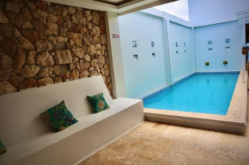 カルタヘナ・デ・インディアスにあるHotel Open Seaの大きな窓のある部屋にあるプール