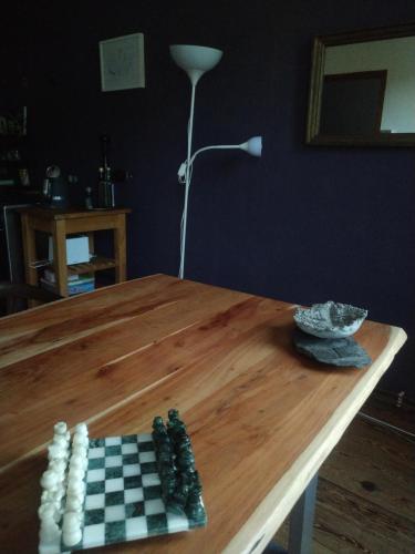 a chess board on a wooden table with a lamp at CasaAraldo in Kaub