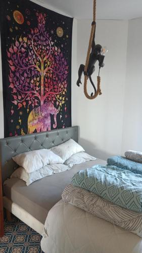 une chambre avec un lit et un chat accroché au mur dans l'établissement Appartement sur la digue avec vue mer exceptionnelle !, à Bray-Dunes