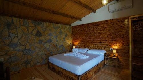 Ένα ή περισσότερα κρεβάτια σε δωμάτιο στο Sandri Nature Lodge