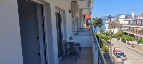a balcony with a table and a view of a street at ΣΤΕΡΓΙΟΥ ΠΑΝΑΓΙΩΤΗΣ studio in Loutra Edipsou