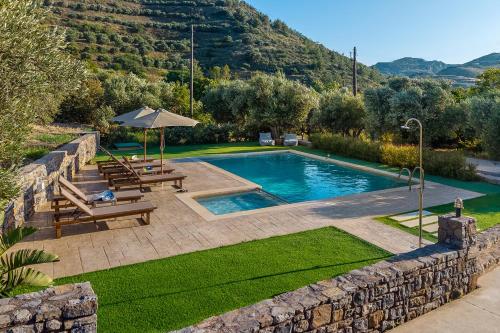 Piscina di "Drosia Villa" Private Nature Getaway! o nelle vicinanze