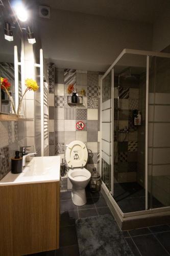 Elenis stylish studio with wooden design