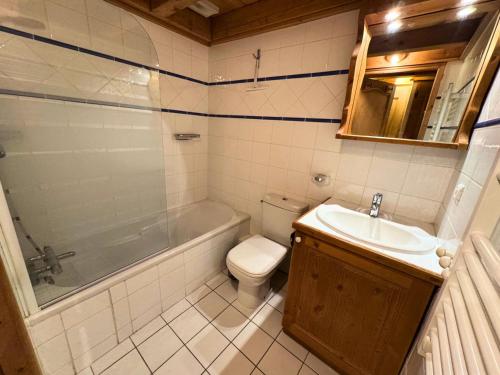 ein Badezimmer mit Toilette, Badewanne und Waschbecken in der Unterkunft Les Chalets Du Doron - Bel appartement dans les 3 Vallées MAE-4504 in Praranger