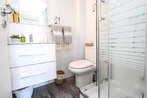 une salle de bain blanche avec toilettes et douche dans l'établissement MIRAMAR-Studio tout confort sur la croisette, à Cannes