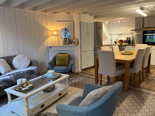un salon avec une table et des chaises et une cuisine dans l'établissement La petite Dorade, à Étretat
