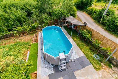 an overhead view of a swimming pool in a backyard at Kuća za odmor GOTA 