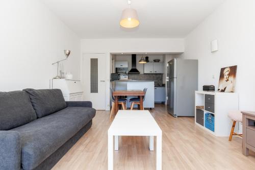 un salon avec un canapé et une table dans l'établissement MALTE-Entrée Cap d'Antibes, perle tout confort - Rare, à Antibes