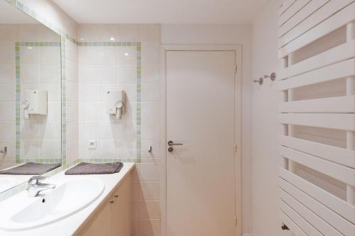 une salle de bain blanche avec un lavabo et une douche dans l'établissement MALTE-Entrée Cap d'Antibes, perle tout confort - Rare, à Antibes