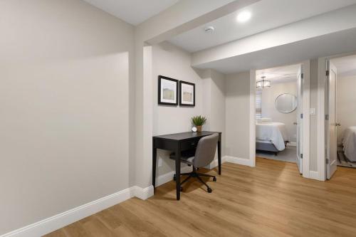 Postel nebo postele na pokoji v ubytování UPDATED 5BR Townhome 5 Min from Notre Dame Perfect for Groups