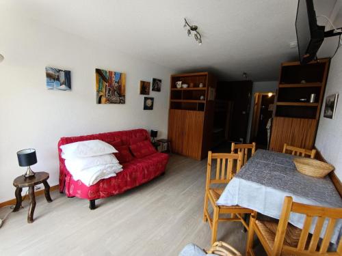 un salon avec un canapé rouge et une table dans l'établissement Résidence Olympia 2000 - Studio 4 à 5 personnes - Vue imprenable MAE-8464, à Montgenèvre