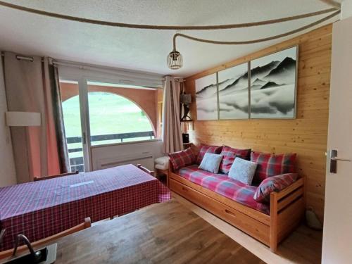 - une chambre avec un canapé et un lit dans l'établissement Résidence Ferme D'augustin - Batiment C - Appartement rénové plein sud avec parking et sur les pistes de ski MAE-8484, à Montgenèvre