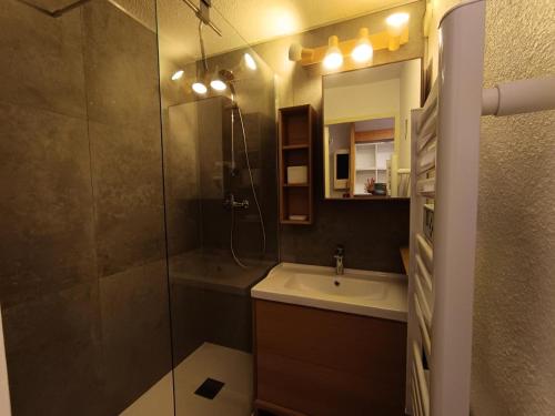 une salle de bain avec un lavabo et une douche dans l'établissement Résidence Ferme D'augustin - Batiment C - Appartement rénové plein sud avec parking et sur les pistes de ski MAE-8484, à Montgenèvre