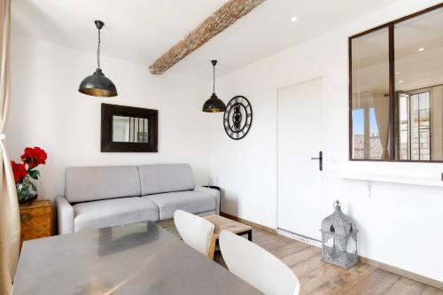 un salon avec un canapé, une table et des chaises dans l'établissement ORIENT Ecrin moderne ,tout confort, 300 m Croisette, à Cannes