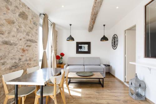 un salon avec une table et un canapé dans l'établissement ORIENT Ecrin moderne ,tout confort, 300 m Croisette, à Cannes