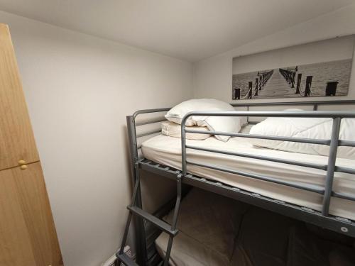 Cette chambre dispose de lits superposés. dans l'établissement Résidence Neige Et Golf - Petit studio cosy sans balcon exposé Nord mais en front de neige ! MAE-8854, à Montgenèvre