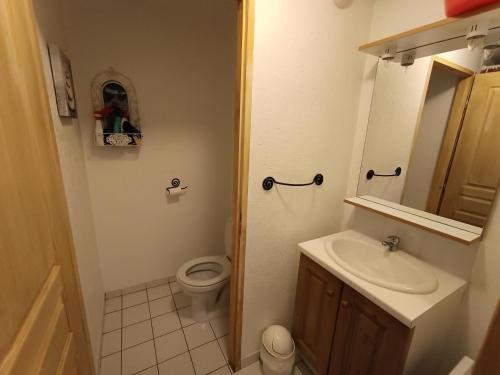 une petite salle de bain avec un lavabo et des toilettes dans l'établissement Résidence Neige Et Golf - Petit studio cosy sans balcon exposé Nord mais en front de neige ! MAE-8854, à Montgenèvre