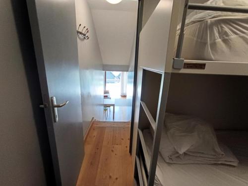 Pokój z łóżkiem piętrowym i otwartymi drzwiami w obiekcie Résidence Durance - Grand studio moderne pour 4 personnes MAE-8564 w mieście Montgenèvre