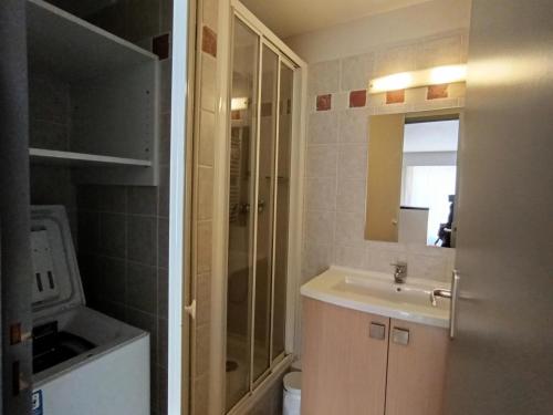 mała łazienka z umywalką i prysznicem w obiekcie Résidence Durance - Grand studio moderne pour 4 personnes MAE-8564 w mieście Montgenèvre