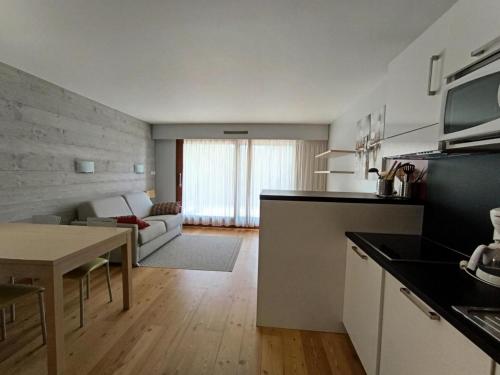 une cuisine et un salon avec une table et un canapé dans l'établissement Résidence Durance - Grand studio moderne pour 4 personnes MAE-8564, à Montgenèvre