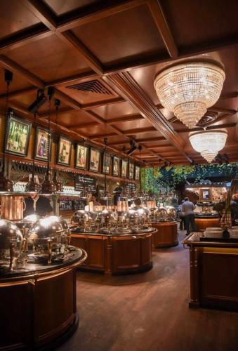 un bar avec beaucoup de tables et de lustres dans l'établissement Logement avec extérieur, à Narbonne