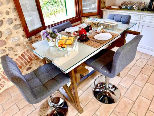 a dining room table with chairs and a glass table at Al Portico in Pove del Grappa