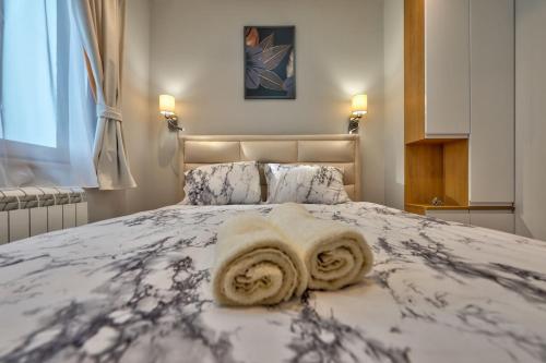 Una cama o camas en una habitación de Elysium apartment
