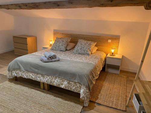 une chambre avec un grand lit avec deux tables de nuit dans l'établissement La Romance de Grignan, à Grignan