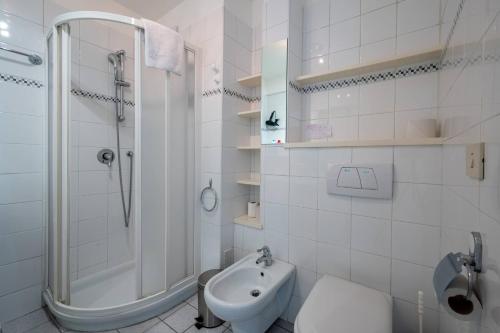 Photo de la galerie de l'établissement KING LOUIS - Studio tout confort proche Croisette, à Cannes