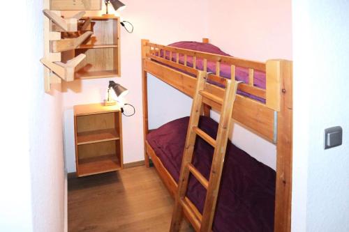 une chambre avec deux lits superposés et une lampe dans l'établissement Résidence Les Ecrins - 403 LES ECRINS STUDIO 5 PERSONNES MAE-2423, aux Orres