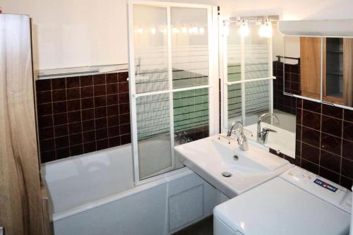 une salle de bain avec un lavabo et une douche avec un miroir dans l'établissement Résidence Les Ecrins - 403 LES ECRINS STUDIO 5 PERSONNES MAE-2423, aux Orres