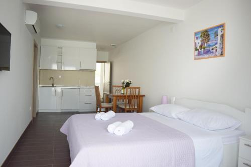 Posteľ alebo postele v izbe v ubytovaní APARTMENTS KING 2
