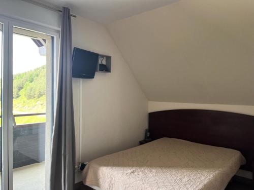 une petite chambre avec un lit et une fenêtre dans l'établissement Résidence Serias - T3/8pers SERIAS 46- Peyresourde MAE-3394, à Germ