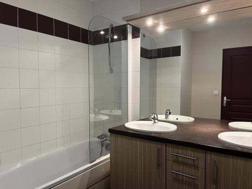 une salle de bain avec deux lavabos et une baignoire dans l'établissement Résidence Serias - T3/8pers SERIAS 46- Peyresourde MAE-3394, à Germ