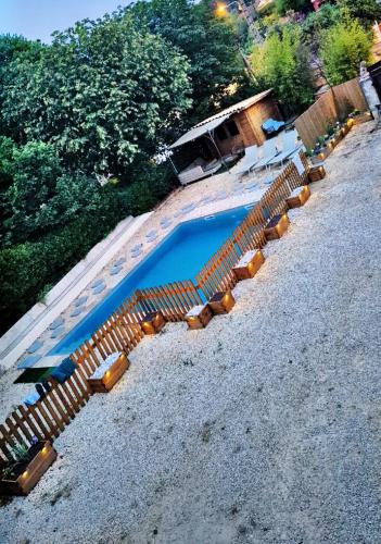 - une vue sur la piscine entourée de chaises dans l'établissement Bas de villa calme proche plages, à La Seyne-sur-Mer