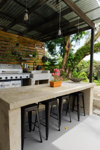 una cucina all'aperto con un grande tavolo in legno con sedie di Hidden Gem Cozy Countryside a Rio Grande