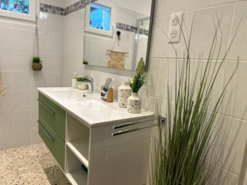 un baño con lavabo y espejo en Casa Lucia, en Aléria